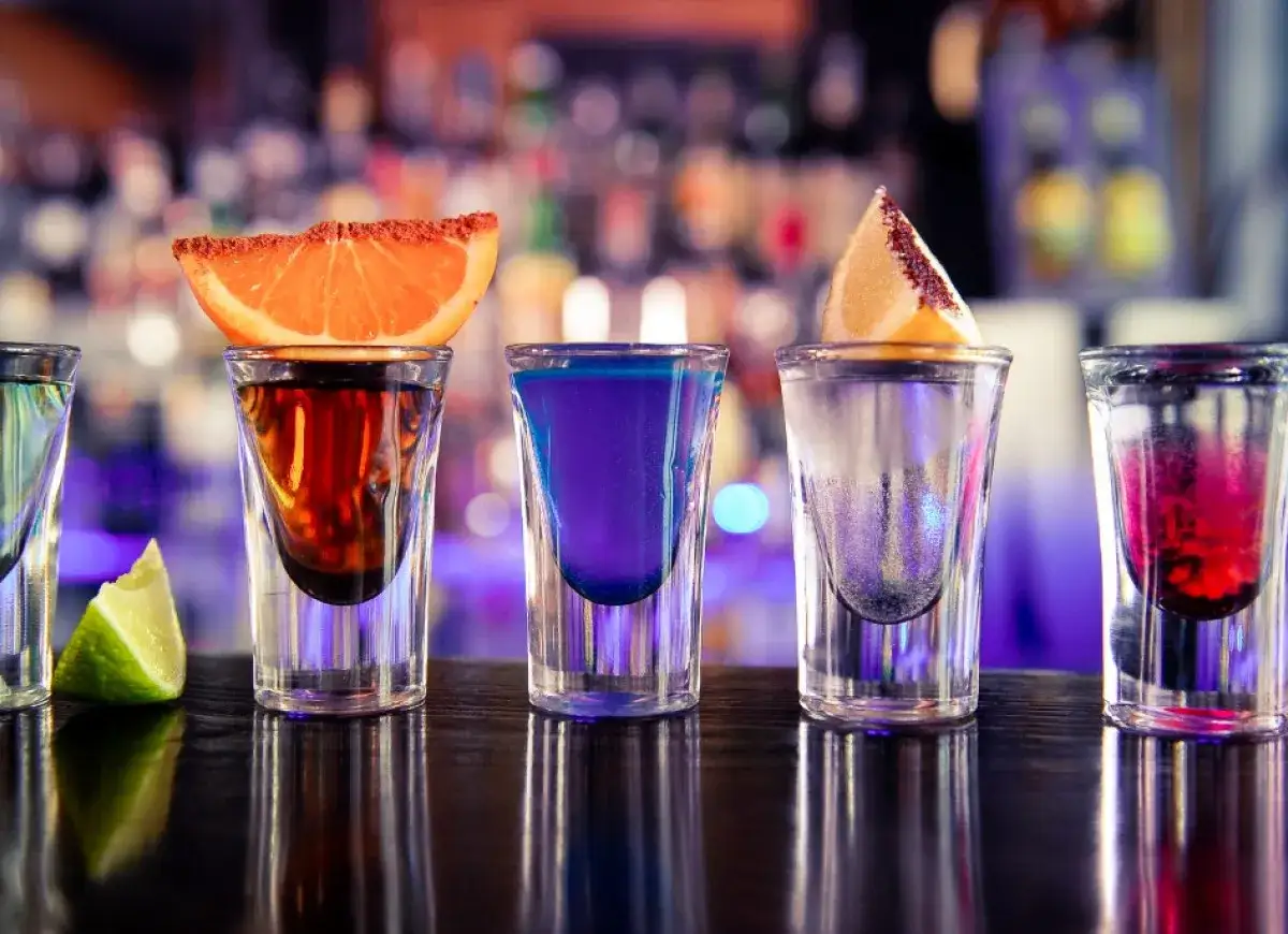 różne kolorowe shoty alkoholowe na tacy
