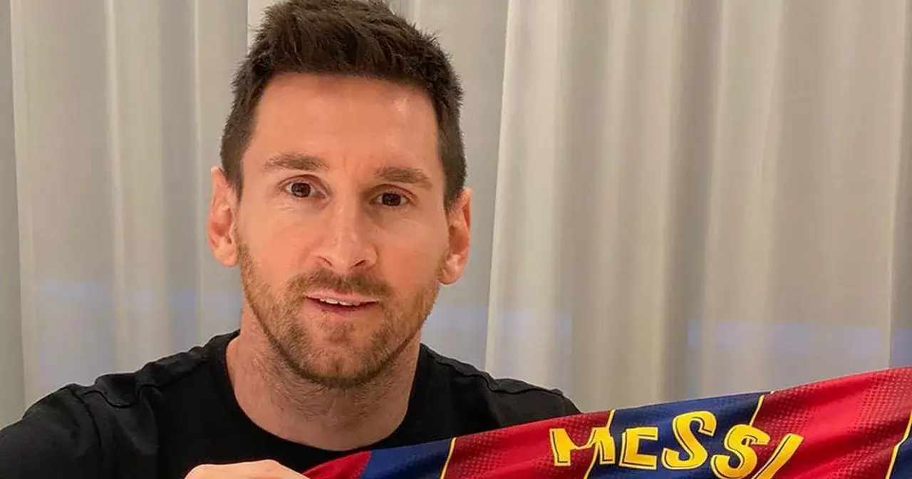 Lionel Messi, kiedy urodził się Messi, trzyma koszulkę z napisem 
