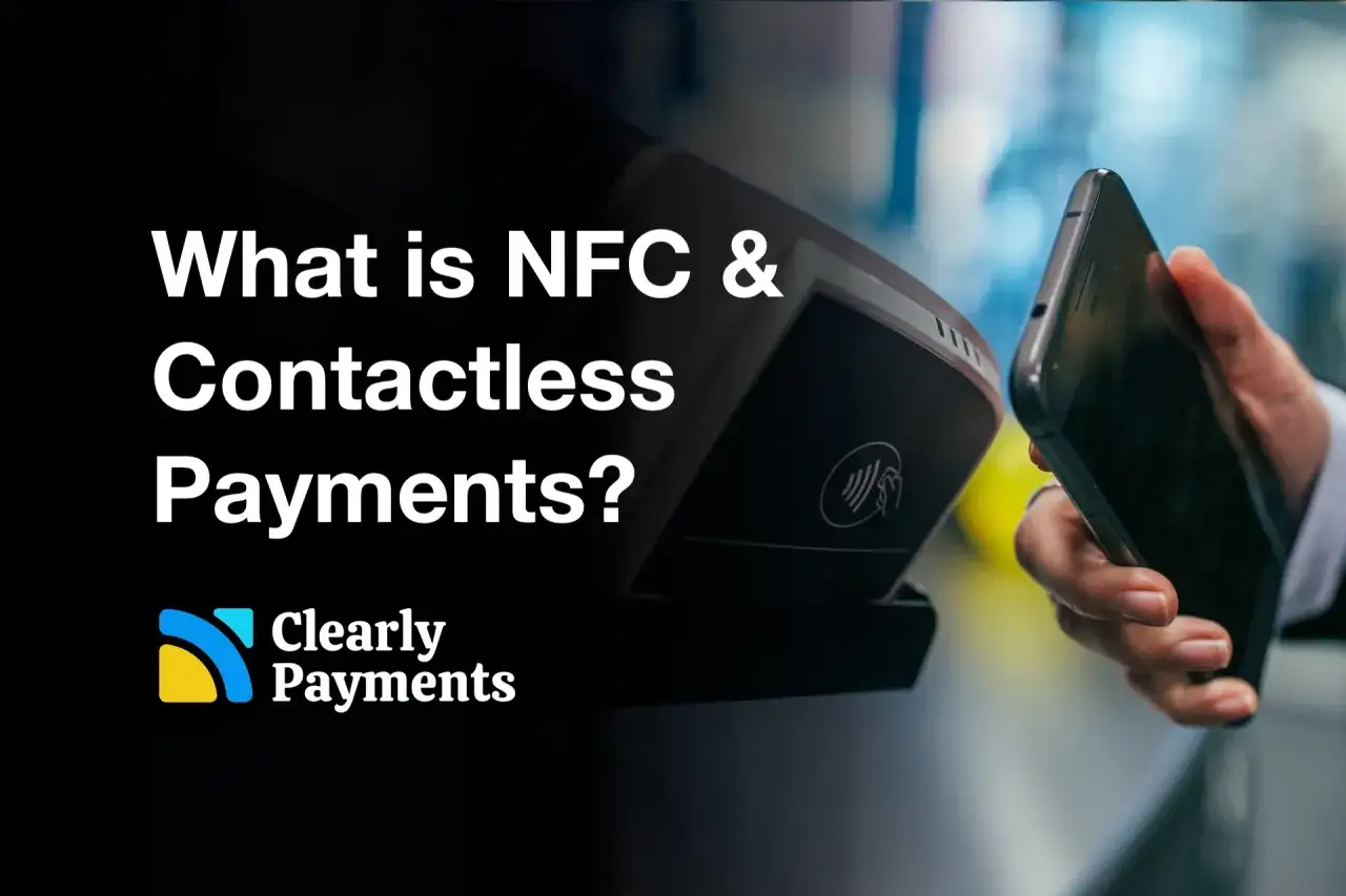 Zbliżenie na płatność zbliżeniową telefonem z wykorzystaniem technologii **nfc**. Widoczny terminal płatniczy i smartfon.
