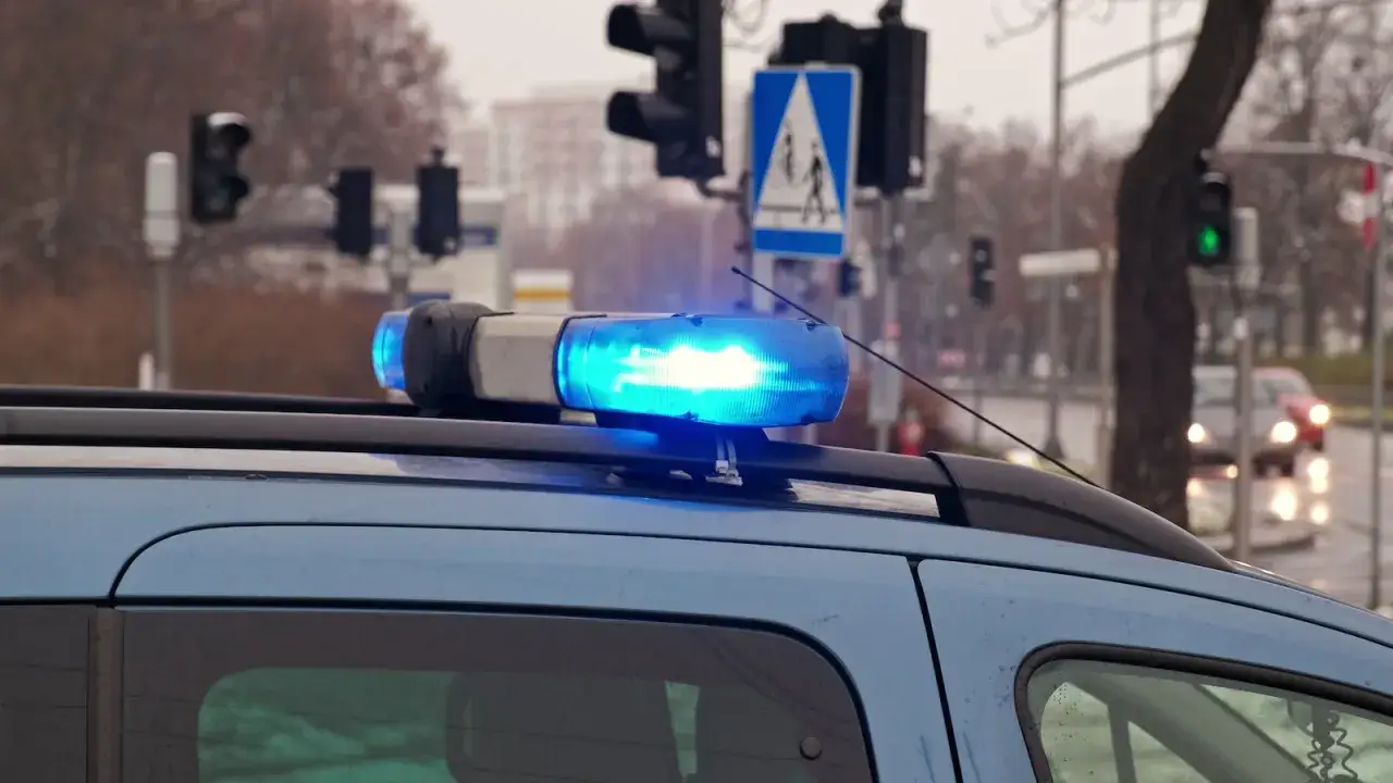 Niebieskie światła pojazdu uprzywilejowanego migają. Kiedy można wyprzedzać pojazd uprzywilejowany? Tylko gdy jest to bezpieczne i nie utrudnia mu jazdy.