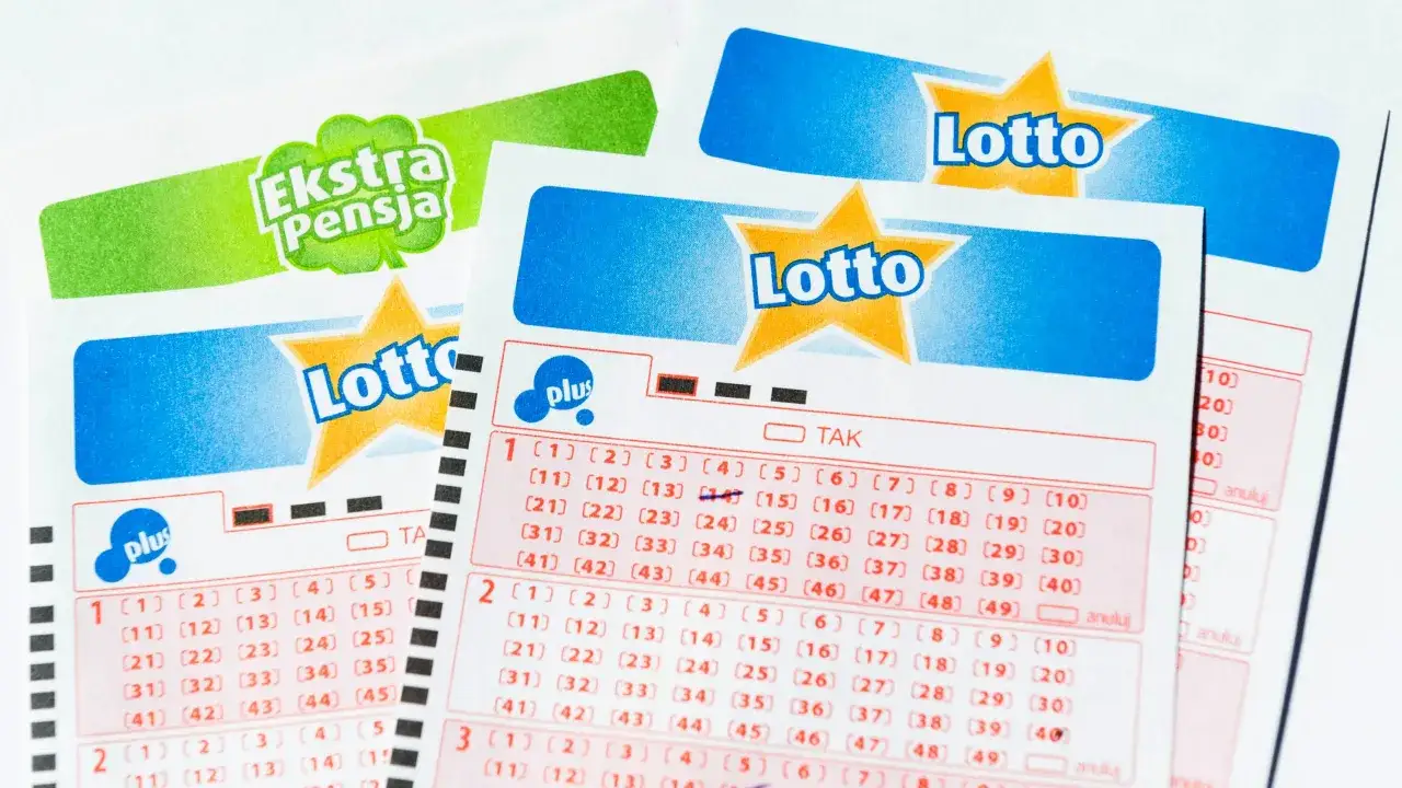Kupony Lotto i Ekstra Pensja, gotowe do gry o duży lotek kumulacja. Marzenia o wygranej na wyciągnięcie ręki.
