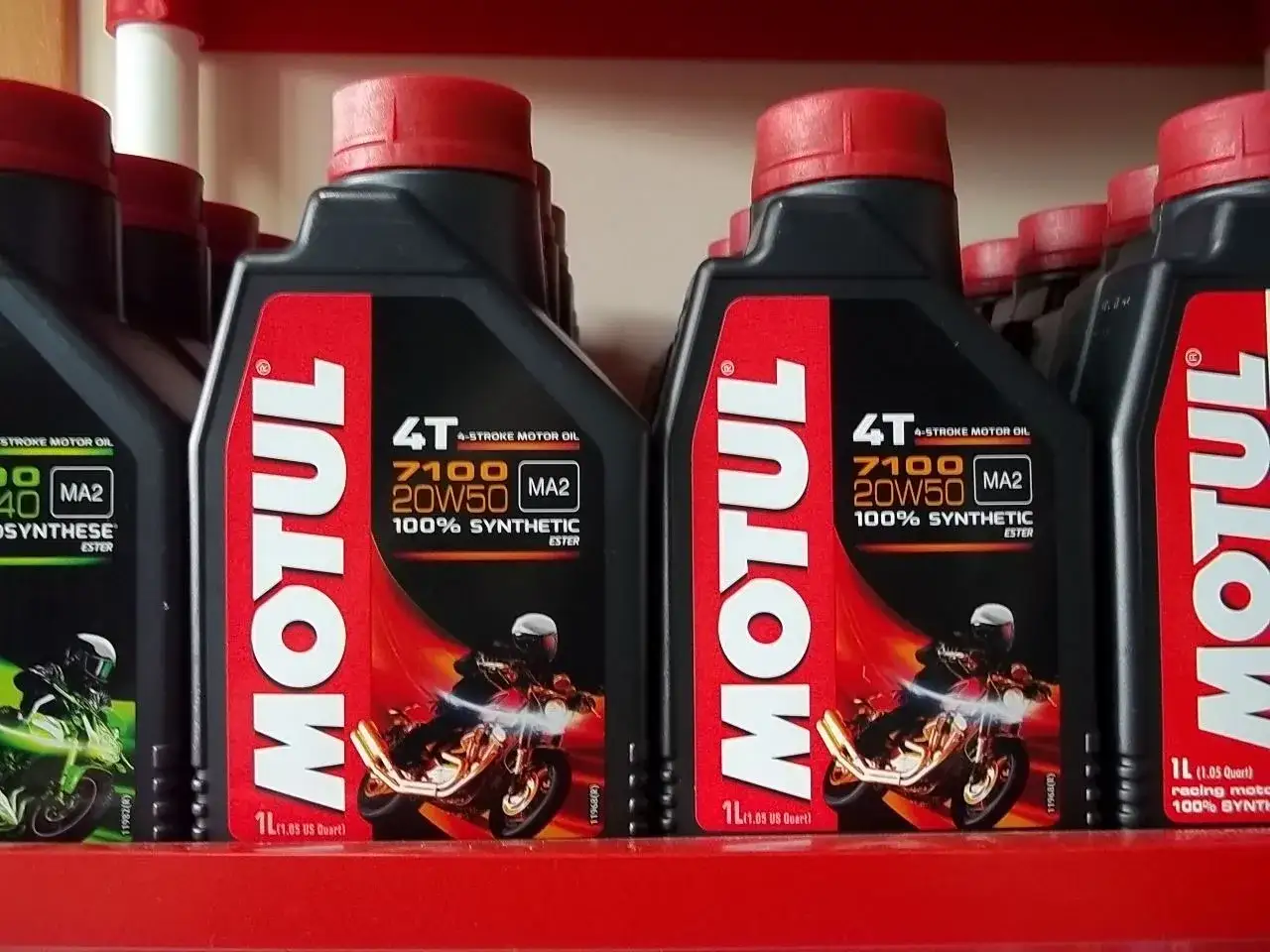 Zdjęcie MOTUL 7100 - najlepszy olej do motocykli, który chroni silnik