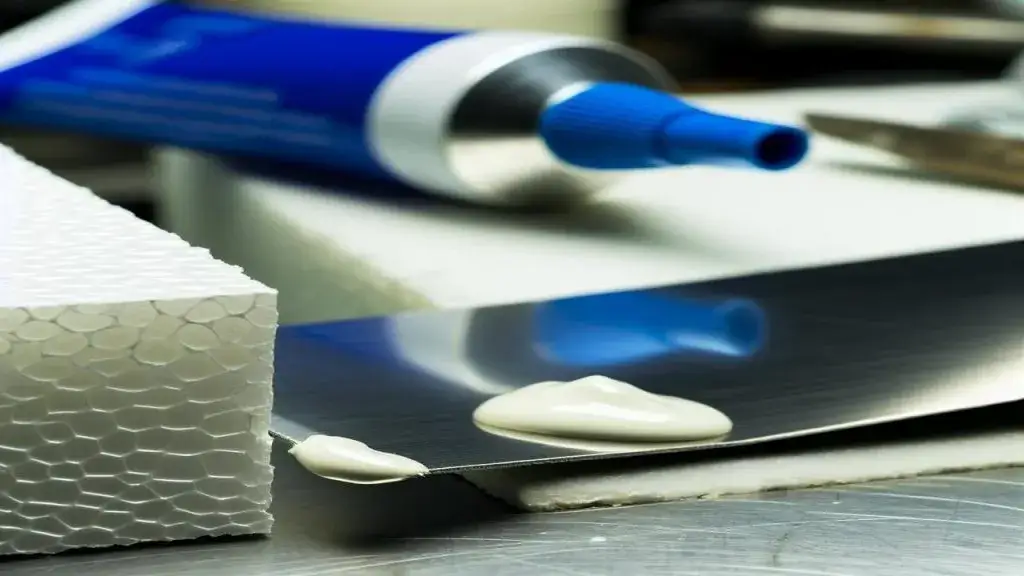 Zdjęcie Czy zwykła pianka można kleić styropian? Oto, co musisz wiedzieć