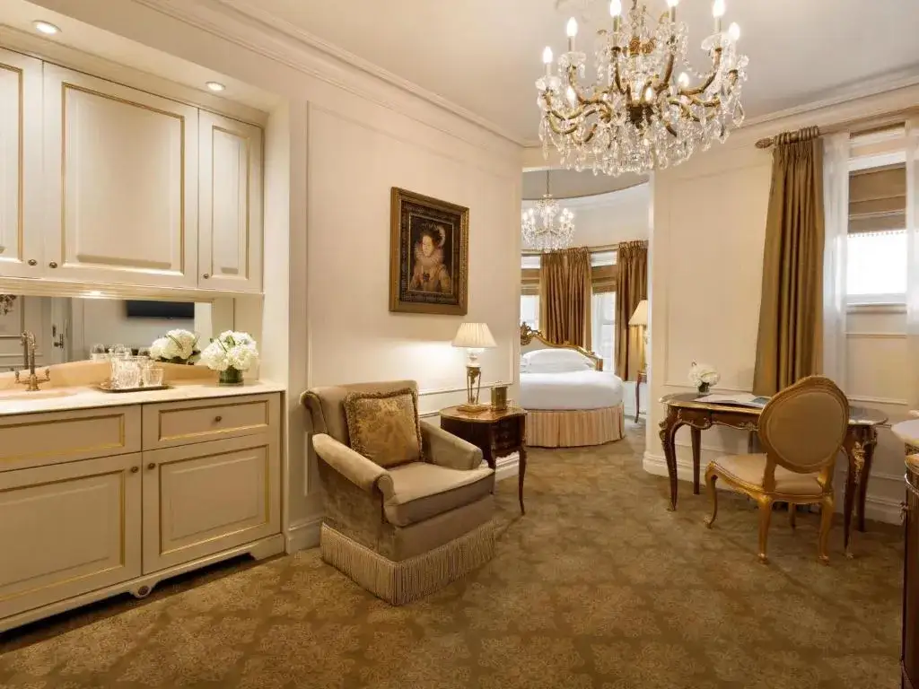 Zdjęcie Ile kosztuje noc w hotelu Plaza? Ceny pokoi i sezonowe zmiany