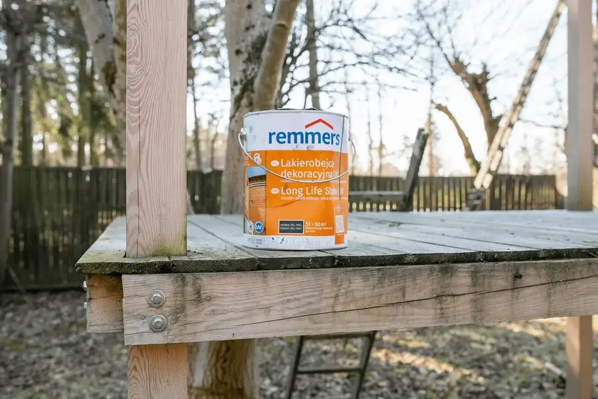 Zdjęcie Najlepsze farby do malowania drewnianego placu zabaw, które są bezpieczne dla dzieci