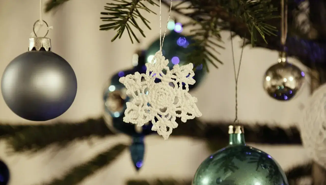 Zdjęcie Jak zrobić ozdoby choinkowe na szydełku krok po kroku - łatwe i piękne projekty