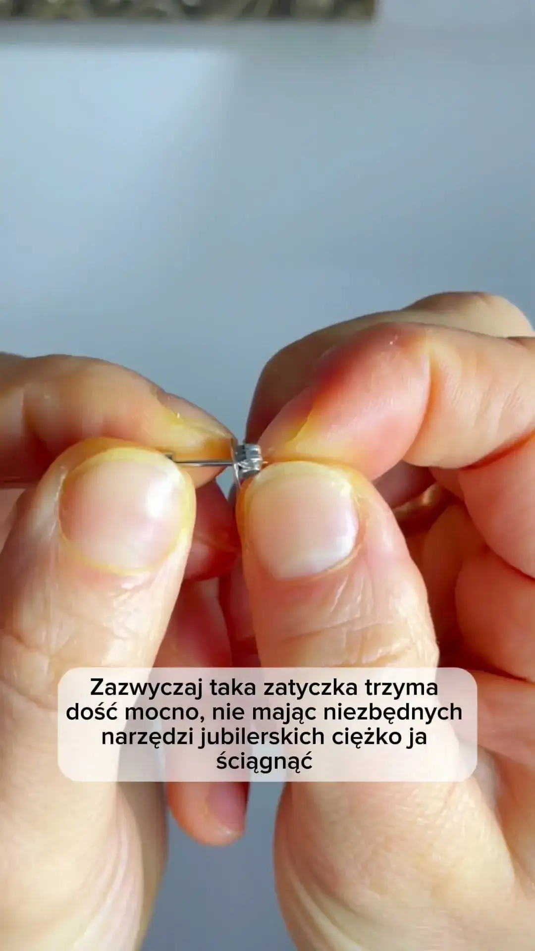 Zdjęcie Jak zdjąć kolczyki od kosmetyczki bez bólu i ryzyka uszkodzenia
