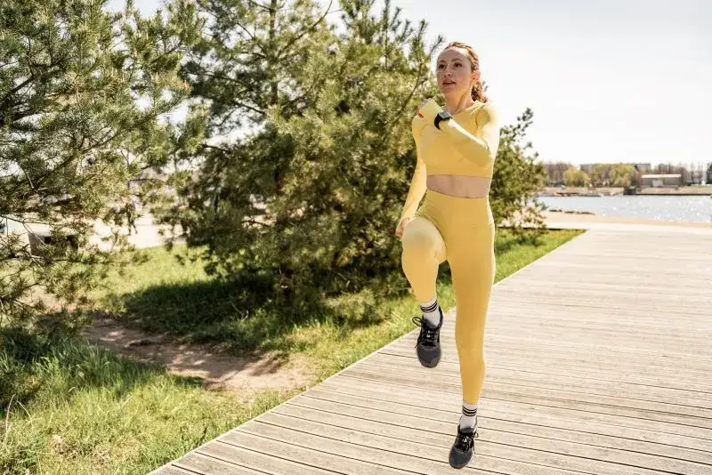 Zdjęcie Czy bieganie w miejscu odchudza? Sprawdź skuteczność tej metody