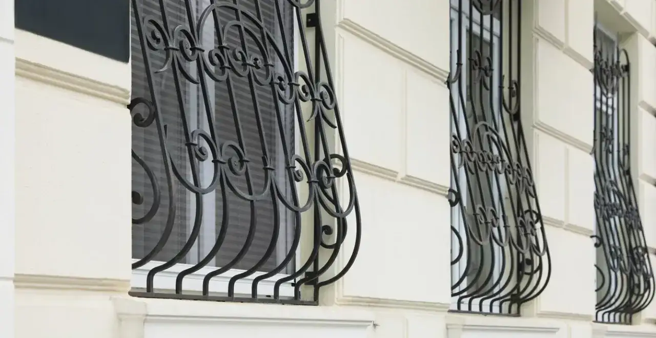 Zdjęcie Jak zamontować kraty w oknach: 8 kroków do bezpieczeństwa