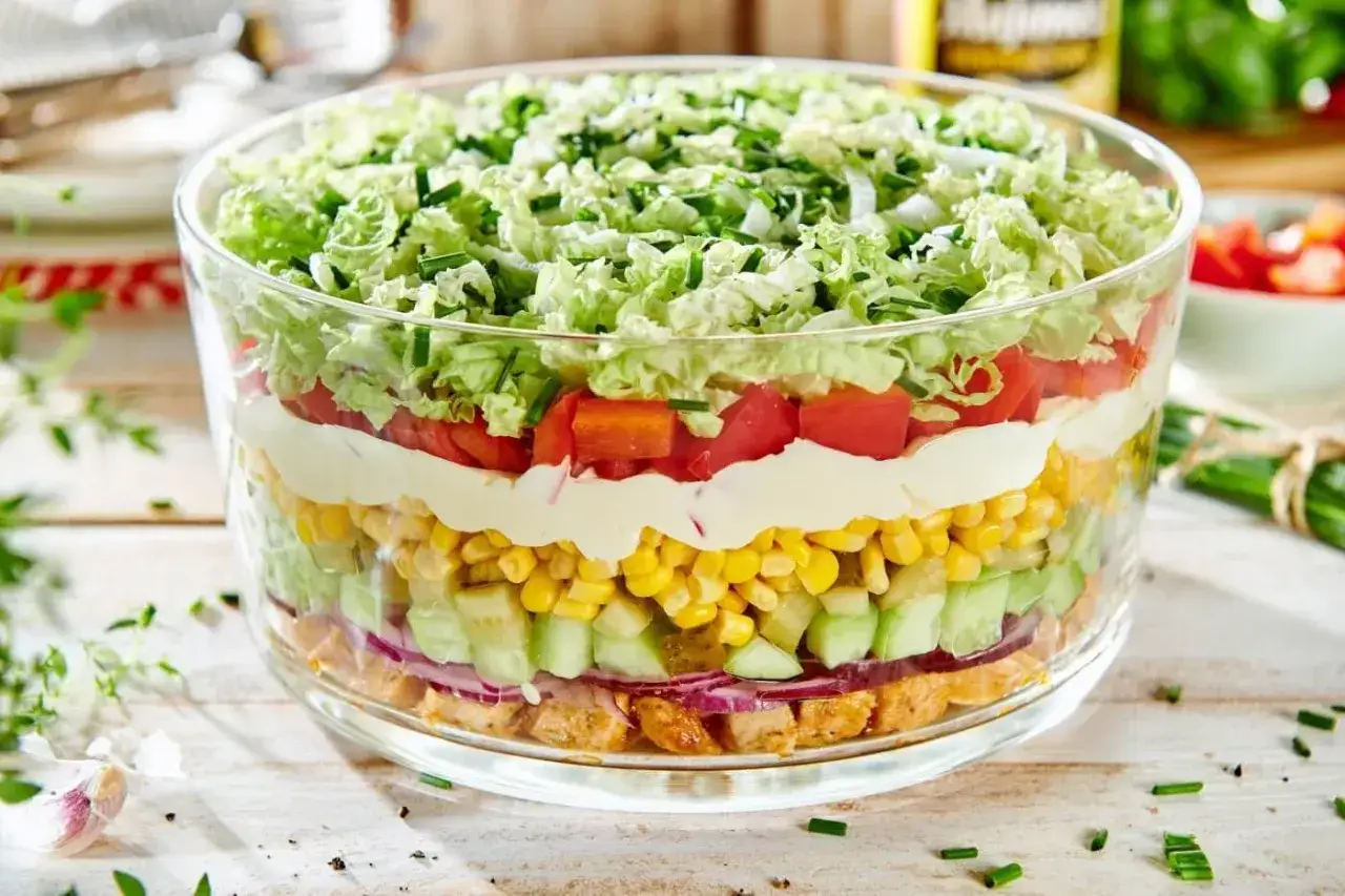 Zdjęcie Sałatka gyros: ogórek kiszony czy konserwowy? Który wybór smaczniejszy?