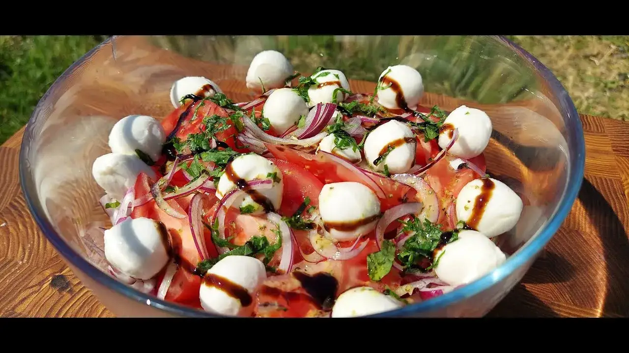 Zdjęcie Jak zrobić sałatkę z pomidorów, która zachwyci Twoich gości