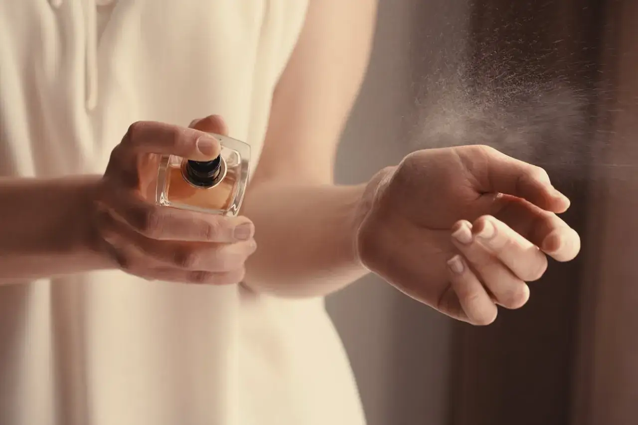 Zdjęcie Wie hält mein Parfum länger? Praktische Tipps für langanhaltenden Duft
