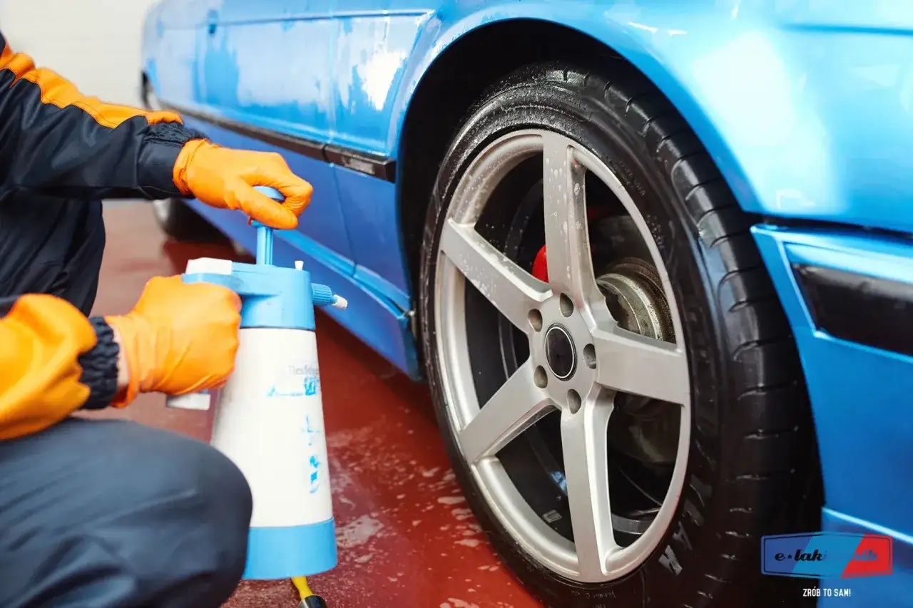 Zdjęcie Czym myć karoserię samochodu, aby uniknąć zarysowań i smug?