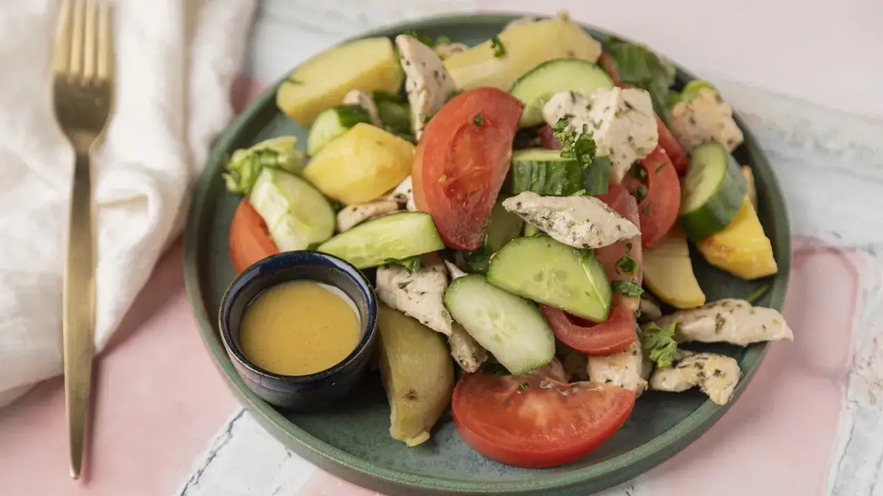 Zdjęcie Jaki sos do sałatki z kurczakiem - 5 pysznych propozycji, które zachwycą