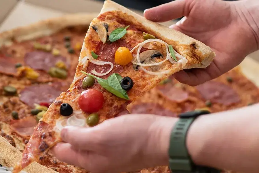 Zdjęcie Przepis na pizzę jak z Pizza Hut – idealna domowa wersja, którą pokochasz