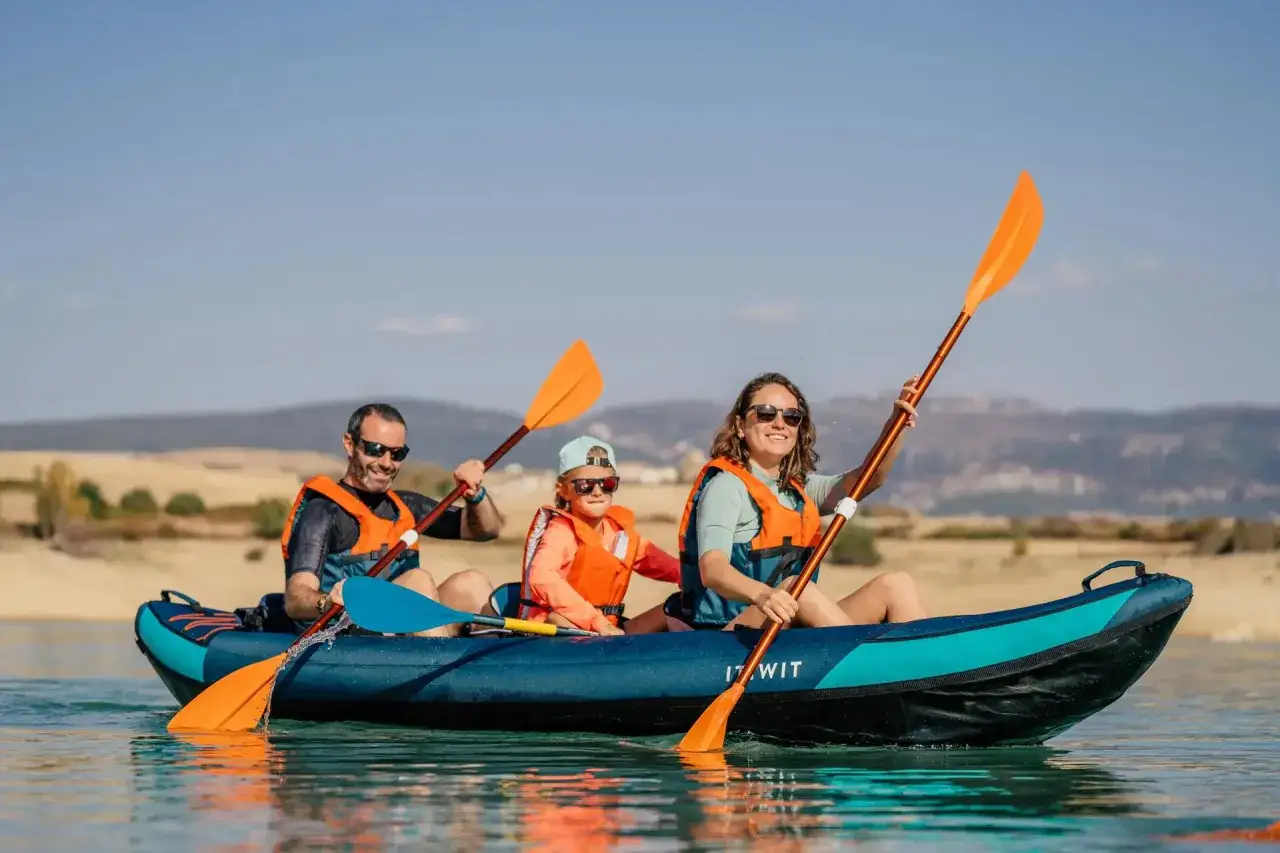 Zdjęcie Czy do pływania kajakiem potrzebne są uprawnienia? Sprawdź, co musisz wiedzieć!