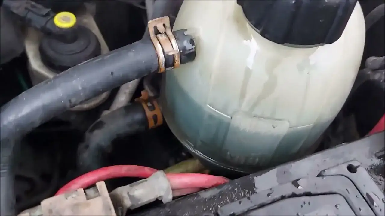 Zdjęcie Ile wchodzi płynu do chłodnicy Renault Scenic? Sprawdź, aby uniknąć problemów