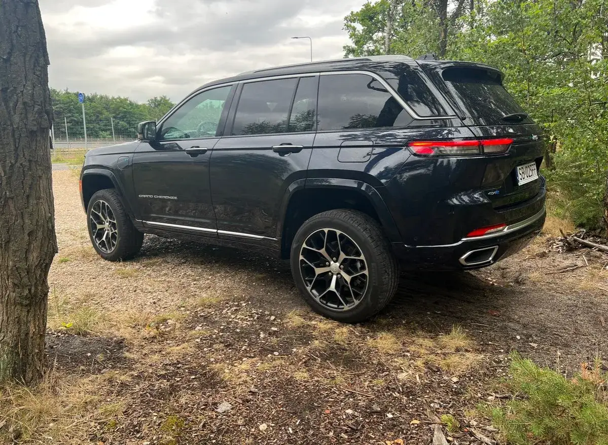 Zdjęcie Ile naprawdę kosztuje Jeep Grand Cherokee? Sprawdź aktualne ceny i oszczędź!