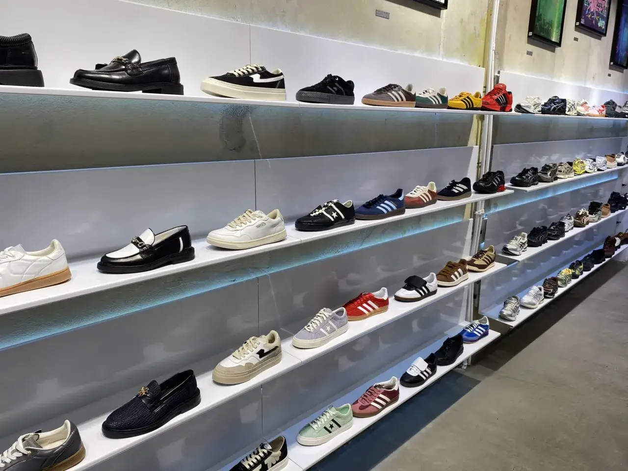 Warsaw sneaker store czy legit? Na półkach mnóstwo stylowych butów, od klasycznych adidasów po modne trampki.