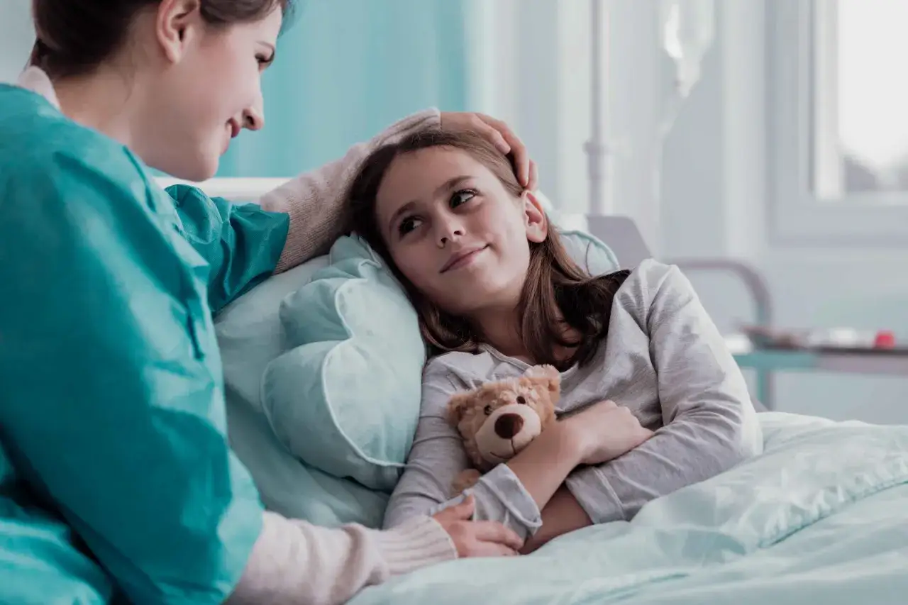 dziecko w szpitalu z rodzicem
