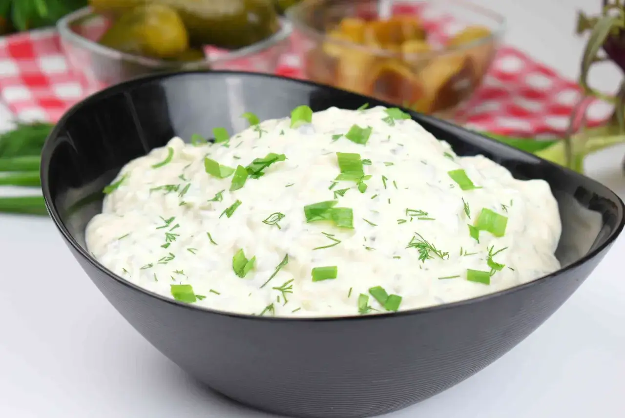 Kremowy sos tatarski, idealny do wielu potraw. Oto prosty sos tatarski przepis na pyszny dodatek.