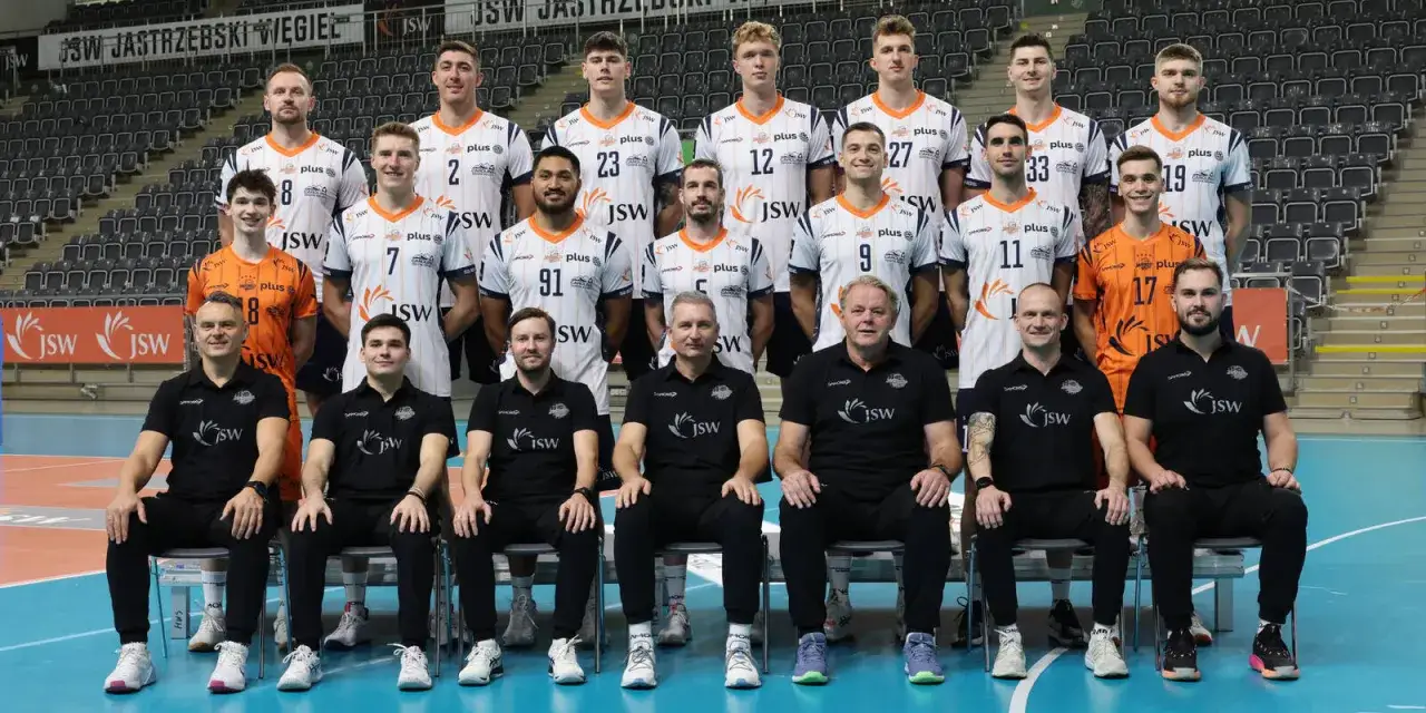 Drużyna siatkarzy JSW Jastrzębski Węgiel pozuje do zdjęcia.