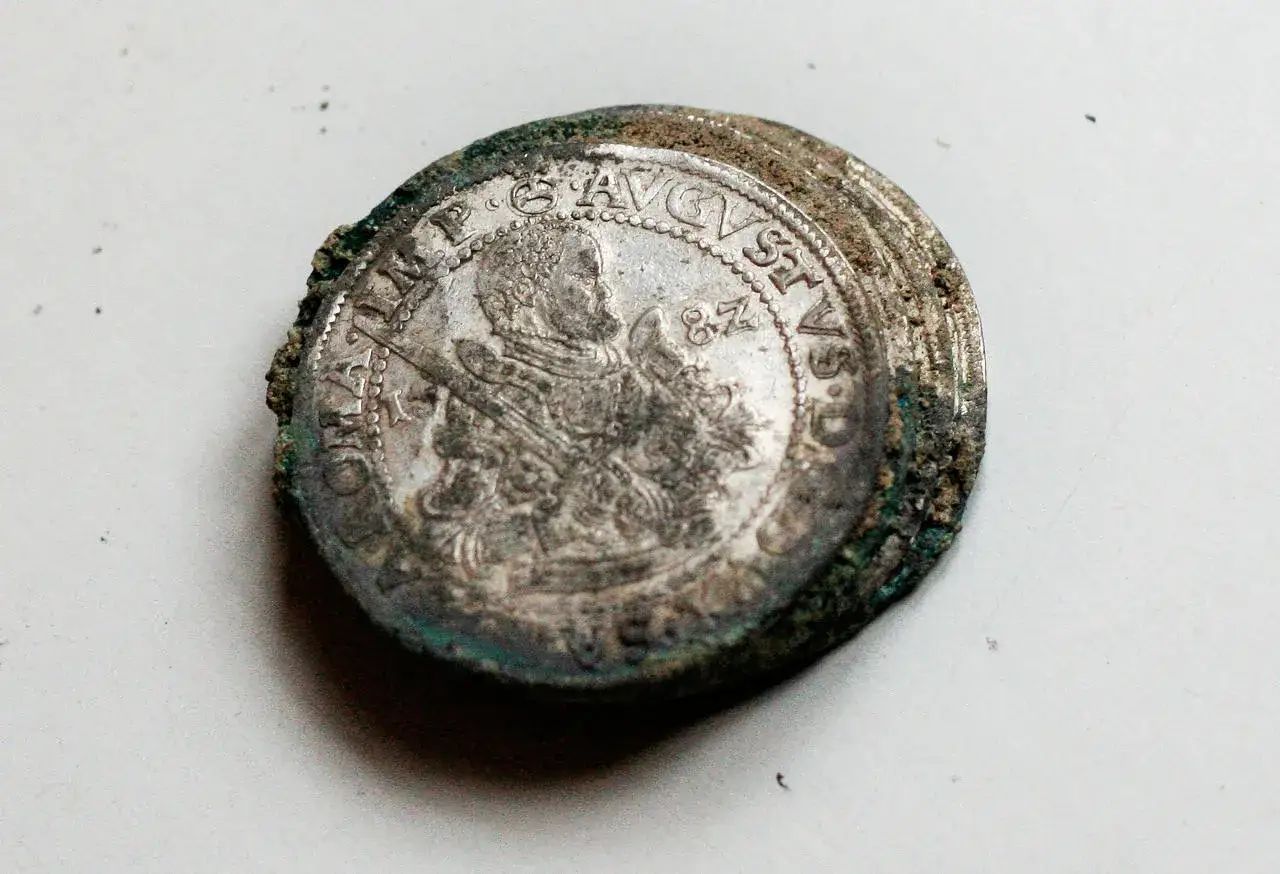 Stara, skorodowana moneta z wizerunkiem władcy. Zastanawiasz się, jak wyczyścić monety domowym sposobem?