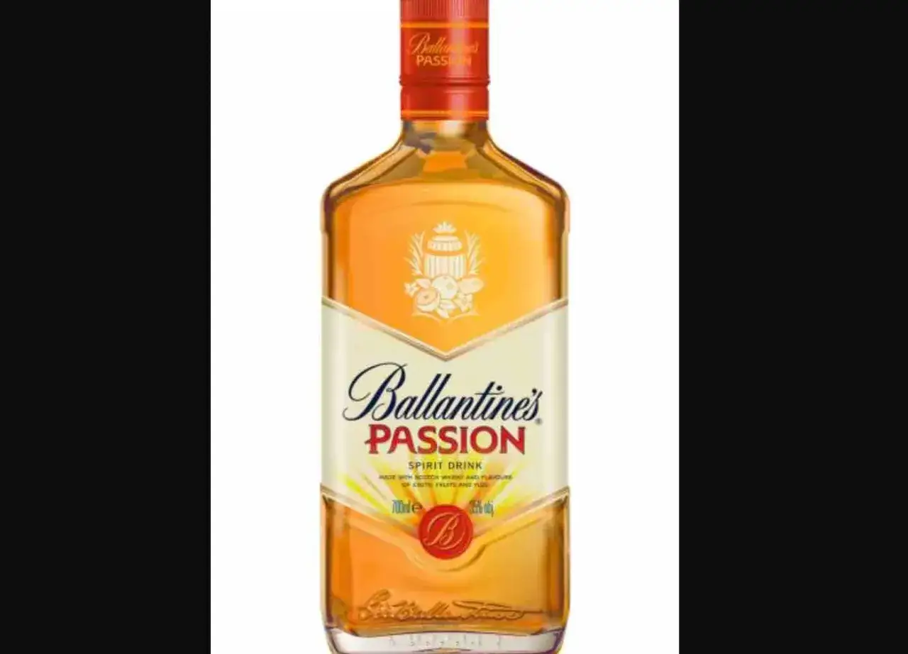 Butelka Ballantines Passion, idealna do drinków z colą.