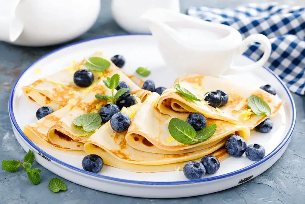 zdrowe naleśniki na talerzu