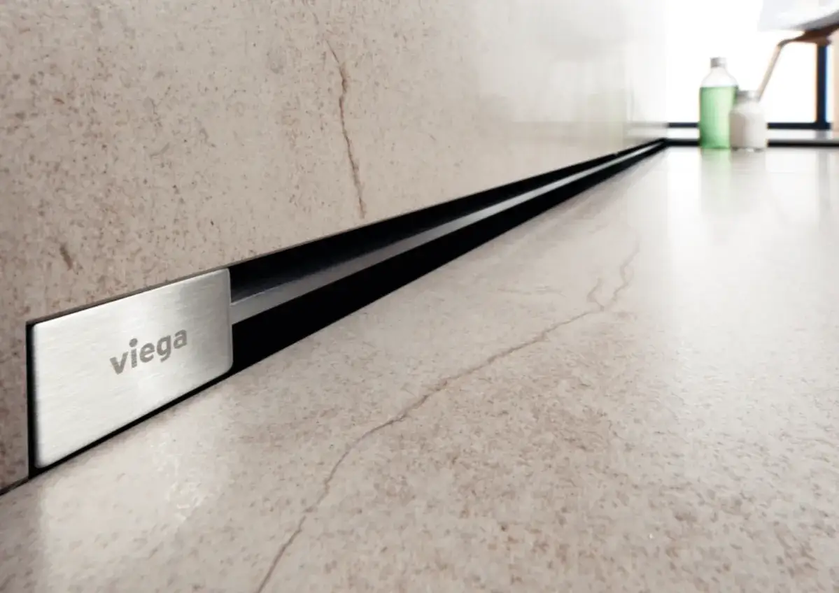 Elegancki przepychacz do odpływu liniowego Viega w nowoczesnej łazience.
