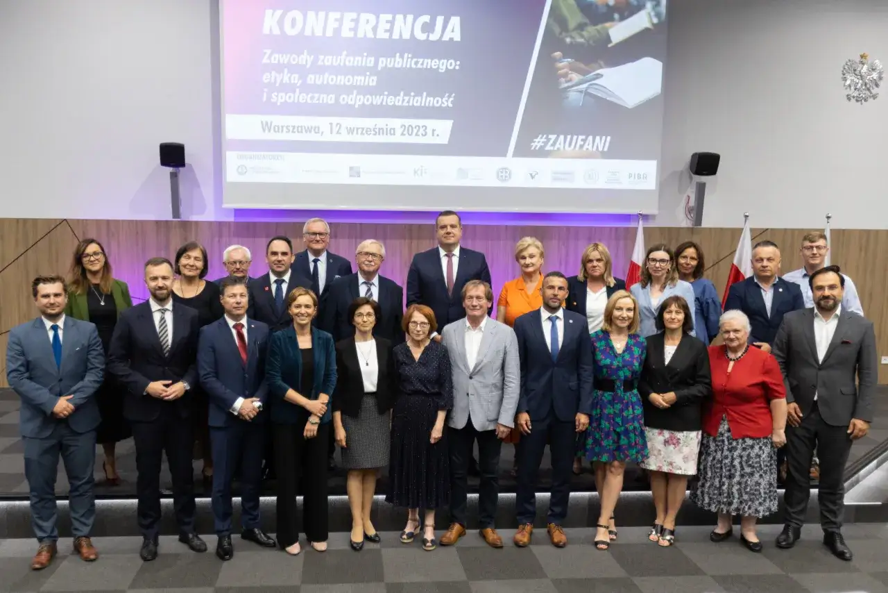 Grupa osób na konferencji 