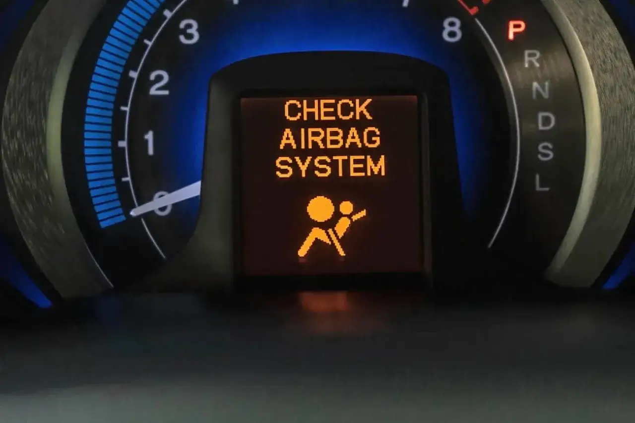 Samochód z zapaloną kontrolką airbag