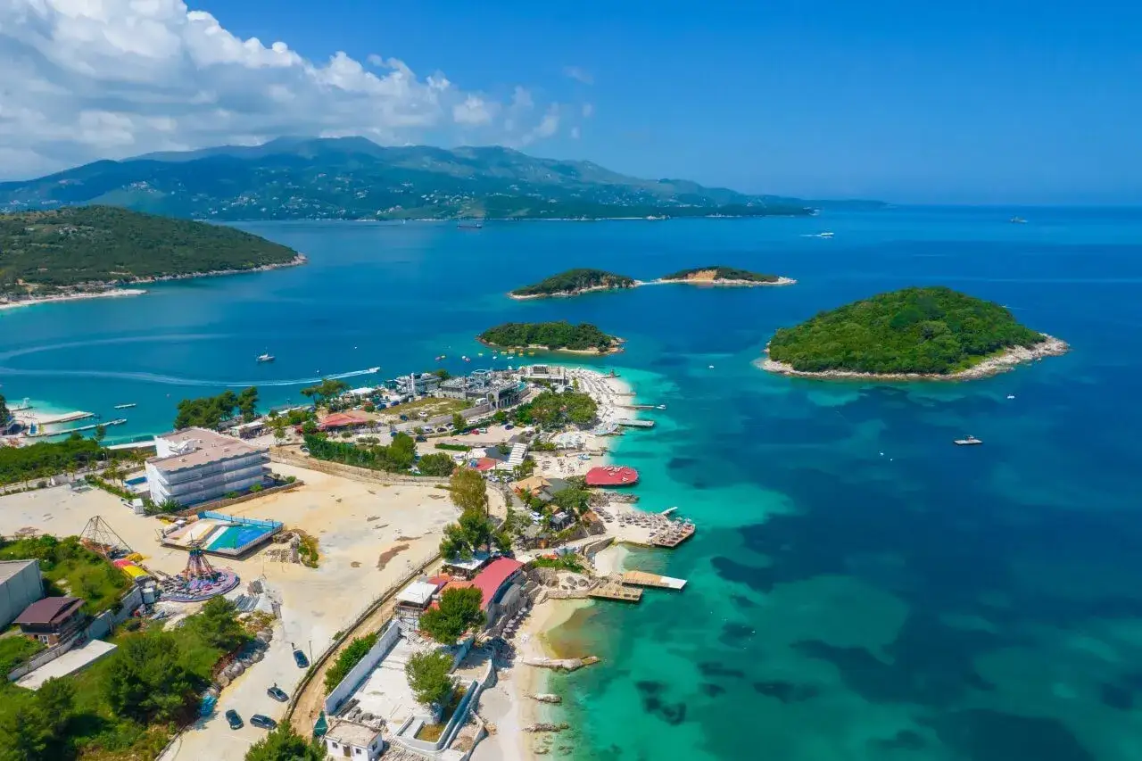 Widok na turkusowe morze i wyspy Albanii. Czy Albania jest droga? Ten widok sugeruje, że wakacje mogą być przystępne cenowo.