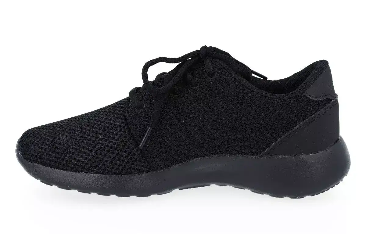 różne rodzaje butów sportowych z siatki