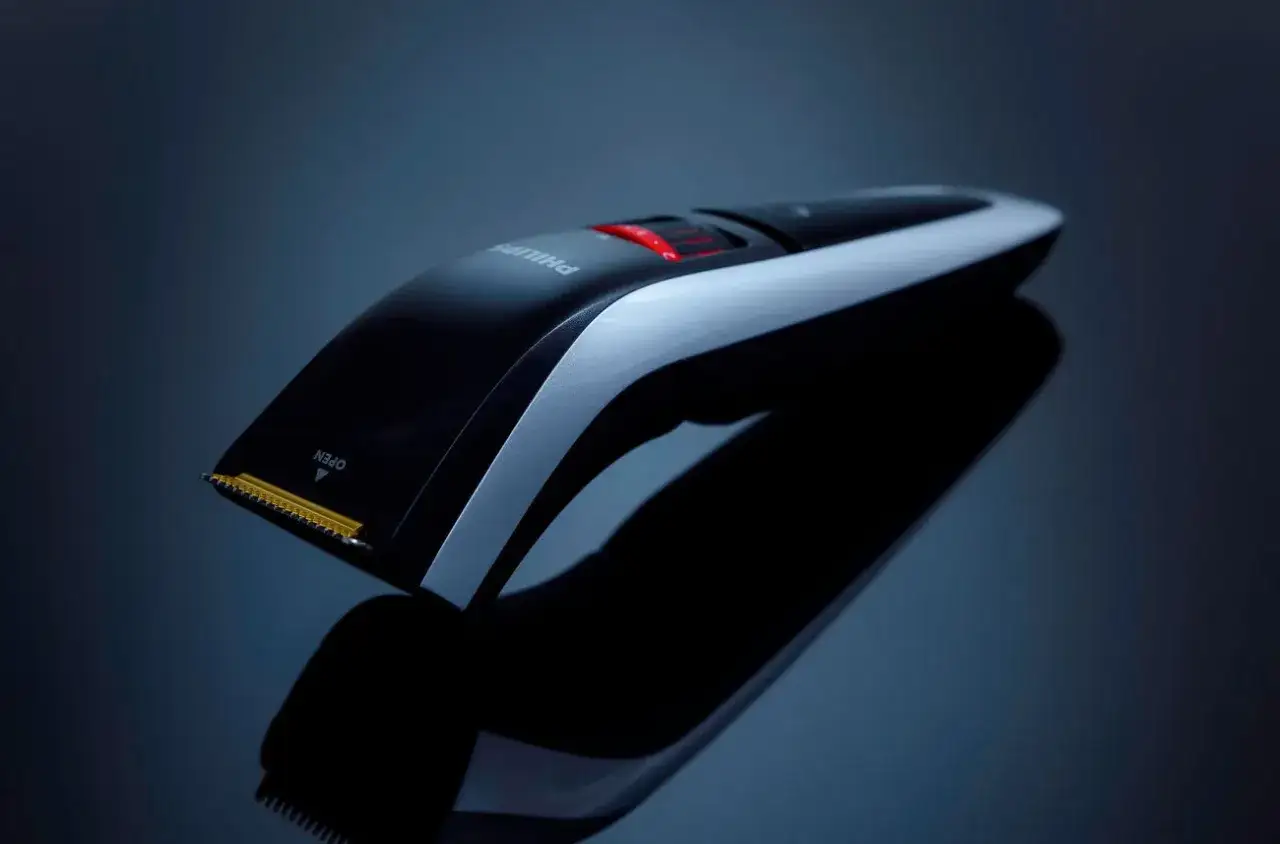 Elegancka maszynka do włosów Philips z czerwonymi detalami. Dowiedz się, jak naostrzyć maszynkę do włosów w domu, by działała jak nowa.