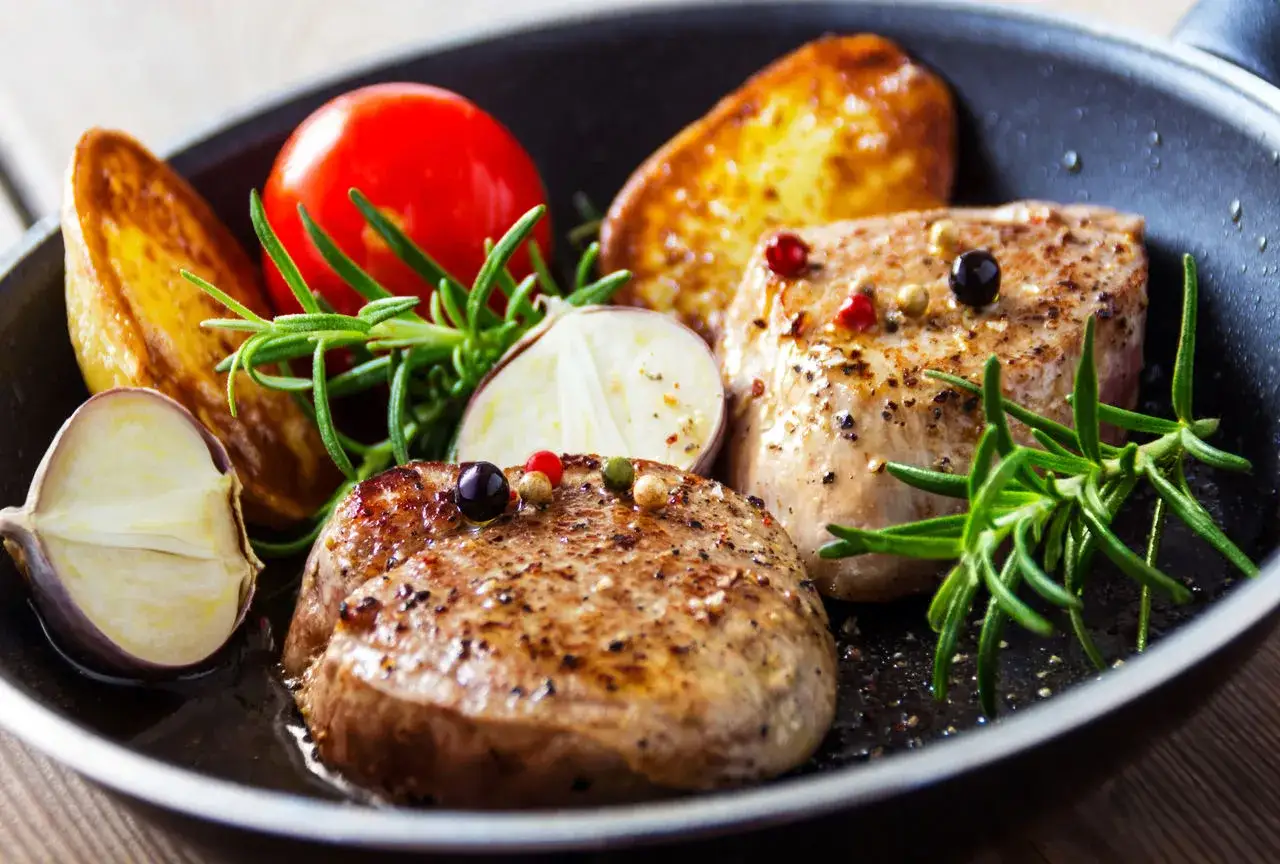 polędwiczka wieprzowa smażona na patelni