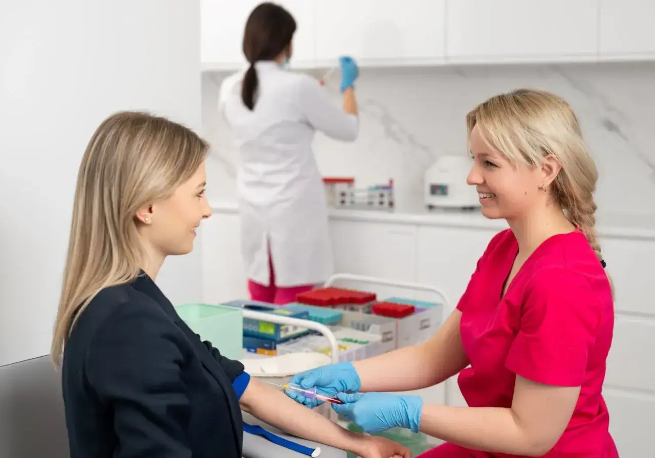 kobieta w laboratorium medycznym, pobieranie krwi, profilaktyka zdrowia