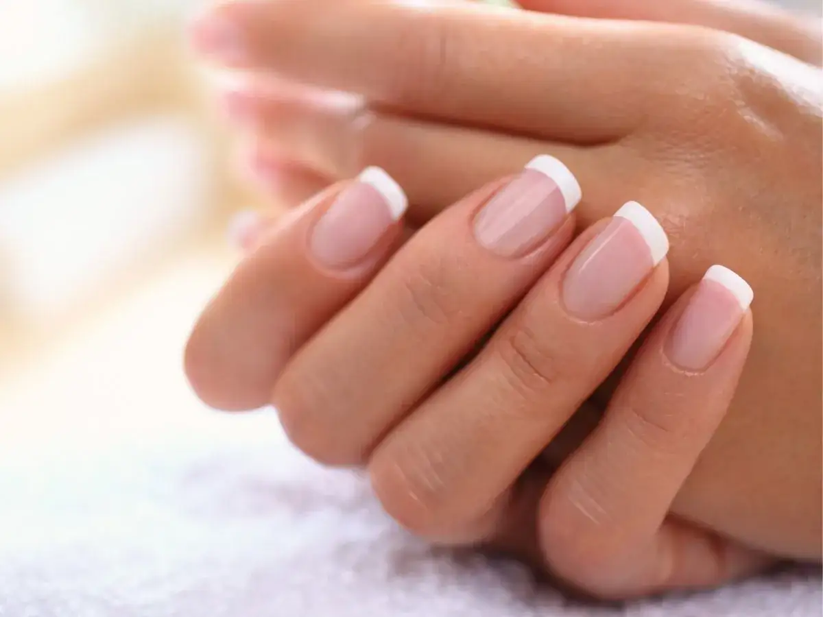 Zdjęcie Jak malować paznokcie francuski manicure: 7 prostych kroków