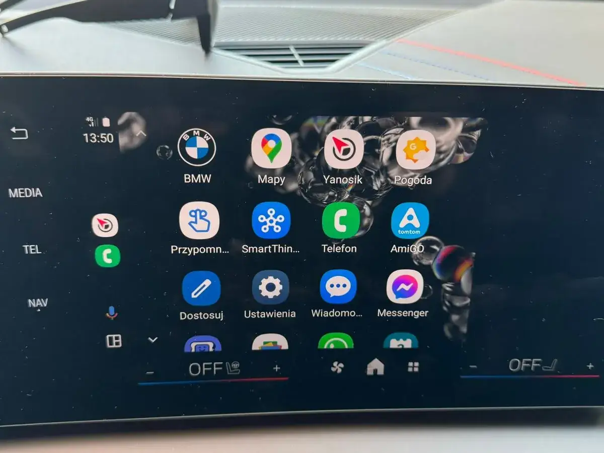 Ekran samochodu z ikonami aplikacji, w tym Mapy, Pogoda, Telefon. Zaktualizuj Android Auto, aby korzystać z tych funkcji.