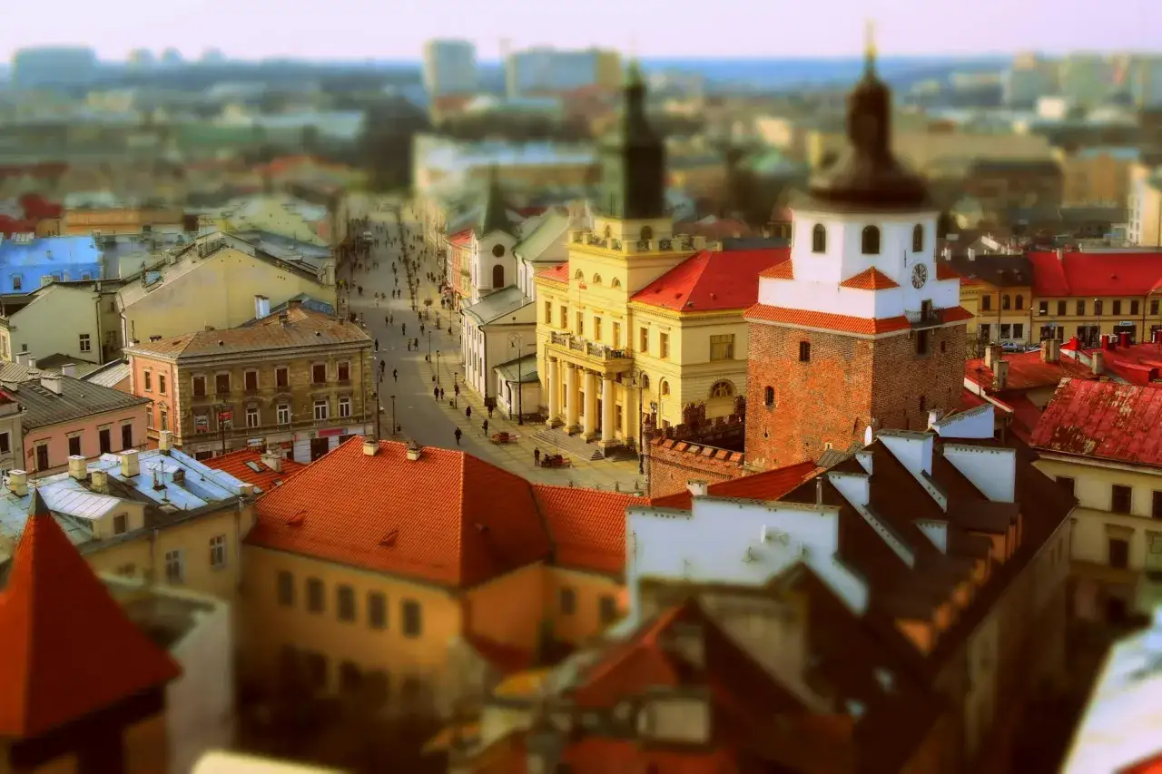 Widok na zabytkowe miasto z wieżą i kolorowymi dachami. Idealne miejsce na city break, co to znaczy? Kr&oacute;tki wypad do miasta!