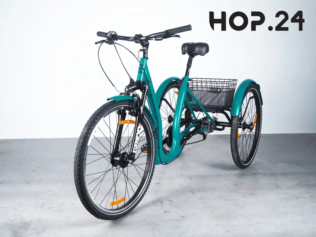 Tr&oacute;jkołowy rower dla niepełnosprawnych w kolorze turkusowym, z koszykiem z tyłu i logo HOP.24.