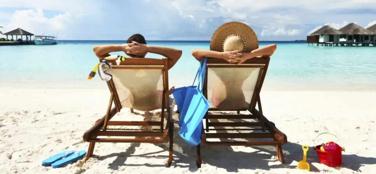 Para co robić w wakacje? Relaks na plaży, kąpiel w turkusowej wodzie, nurkowanie i budowanie zamków z piasku.