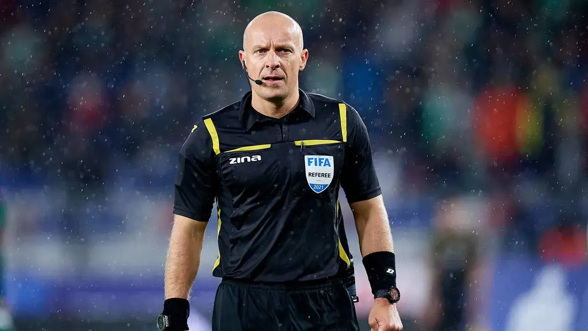 Sędziowie piłkarscy na boisku: sędzia gł&oacute;wny, asystenci, techniczny, VAR