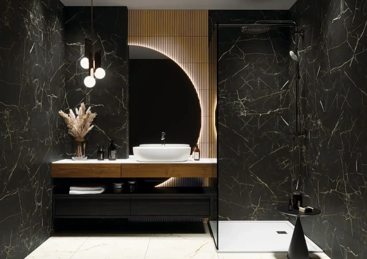 Nowoczesna łazienka z czarnymi, marmurowymi płytkami i drewnianymi elementami. Idealne, jakie lamele do łazienki, by stworzyć taki efekt.