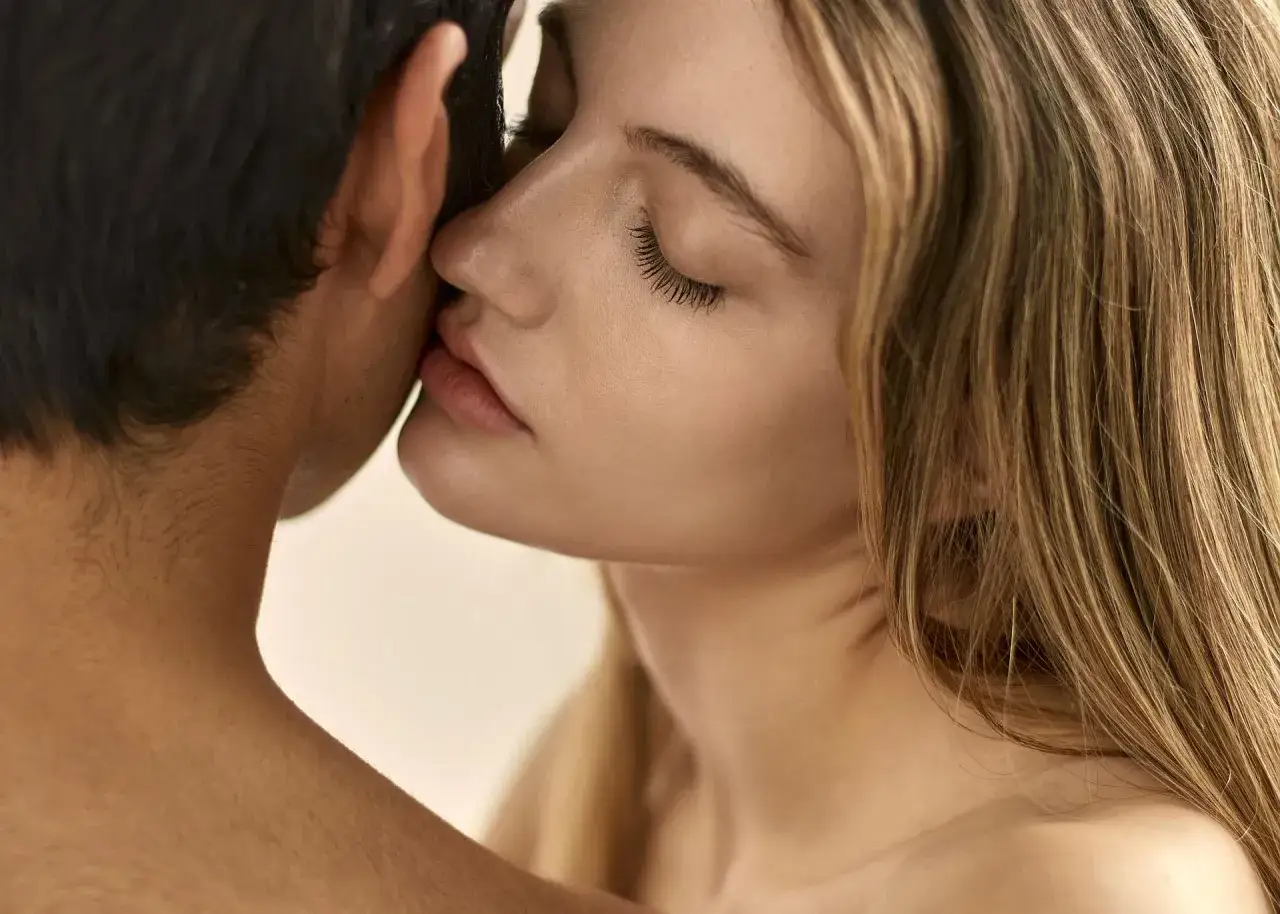 Delikatny pocałunek w szyję, czuły gest, kt&oacute;ry m&oacute;wi więcej niż słowa.