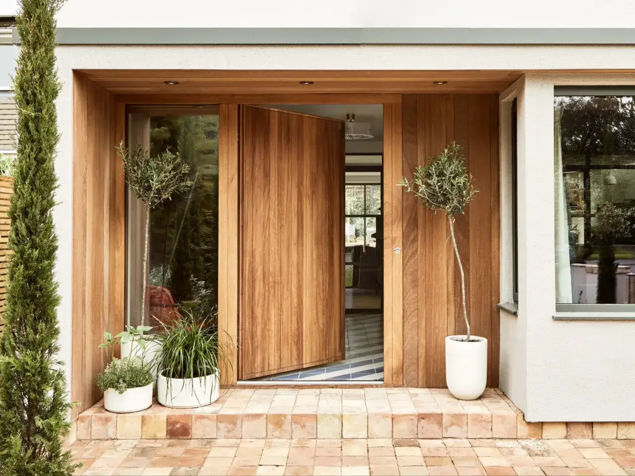 Nowe, drewniane drzwi wejściowe z oknem bocznym. Wniosek o dofinansowanie wymiany drzwi wejściowych jest w trakcie rozpatrywania.