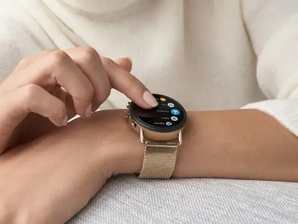 Elegancki smartwatch damski na nadgarstku z wymiennymi paskami