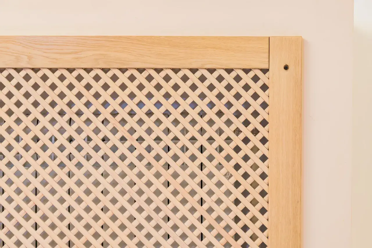 Drewniana kratka maskująca grzejnik, estetyczne rozwiązanie jak ukryć grzejnik, nadające ciepło i styl wnętrzu.