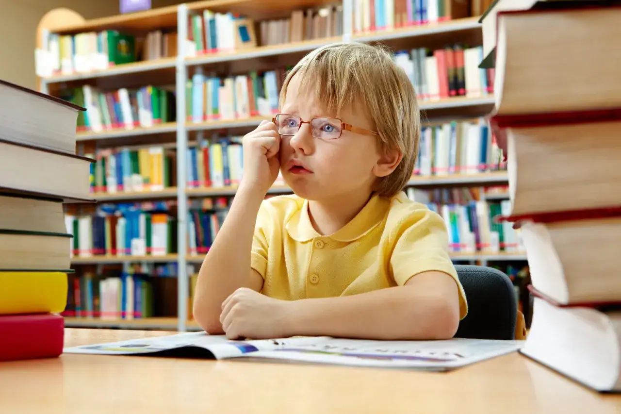 dziecko z trudnościami w czytaniu i pisaniu, objawy dysleksji u dzieci