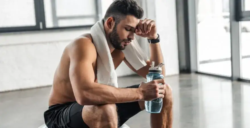 mężczyzna zmęczony po treningu przetrenowanie